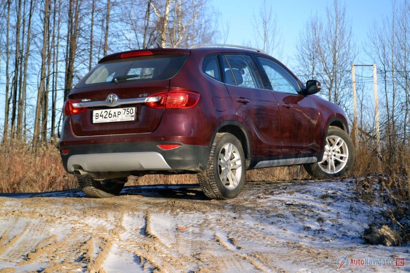 Комплектаций всего две. Они отличаются не глобально: музыкой, люком, бесключевым доступом и запуском, противотуманками спереди, кожей на руле и задним «дворником». Повторяю – задним стеклоочистителем. Можно найти у дилеров и «залежавшиеся» машины без подогрева сидений