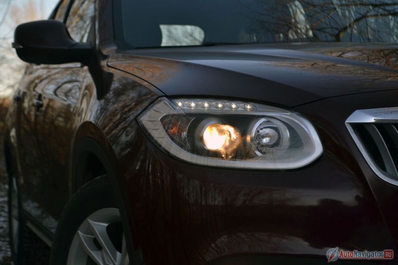 Светодиодных дневных ходовых огней у V5 нет. Та полоска светодиодов над линзами ближнего света – это только лишь габариты. Свет, кстати, у машины далеко не самый лучший