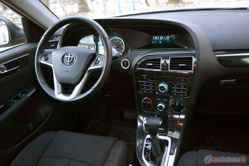 Интерьер очень даже ничего. Детали хорошо подогнаны. Единственное – вместо монохромного дисплейчика наверху центральной консоли можно было бы поставить что-то посовременнее и побольше. Но чисто к функциональности и читаемости у меня вопросов нет