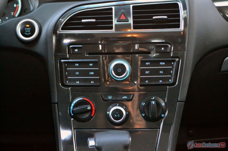 Климат-контроля нет, только кондиционер. «Борода» отделана металлизированным пластиком, напоминающим темный титан. Царапается поверхность легко, но смотрится необычно