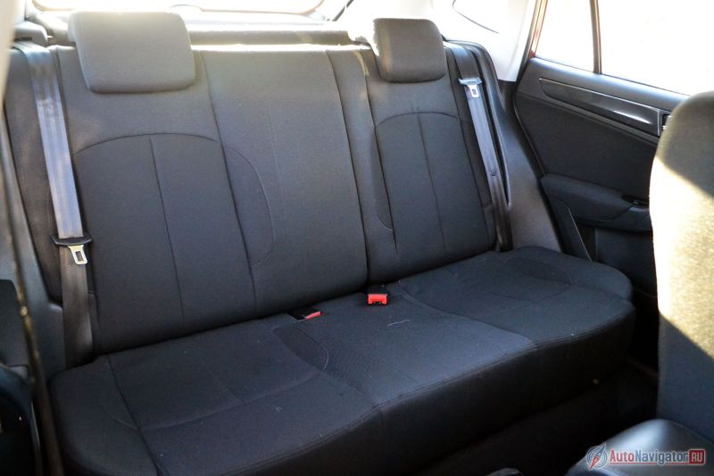 Задний диван рассчитан только на двоих. И хотя втроем ехать было бы можно, ремня и подголовника для пассажира посерединке не предусмотрено