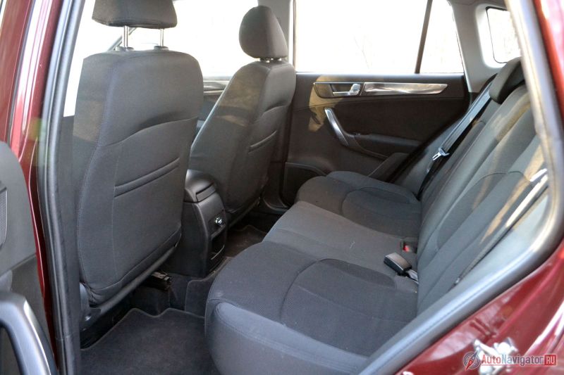 Подлокотника сзади тоже нет. Но спасибо надо сказать за 12-вольтовую розетку. Хотя бы телефон или планшет через переходник зарядить можно