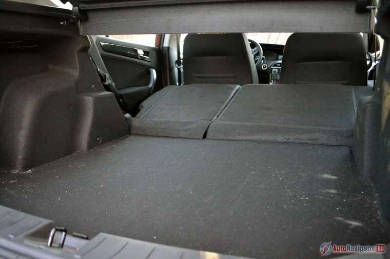 Объем багажника равен 430 литров при сложенных сиденьях и в три раза больше при разложенных. Под полом лежит полноразмерная запаска. Ни крючков, ни розетки в багажнике нет