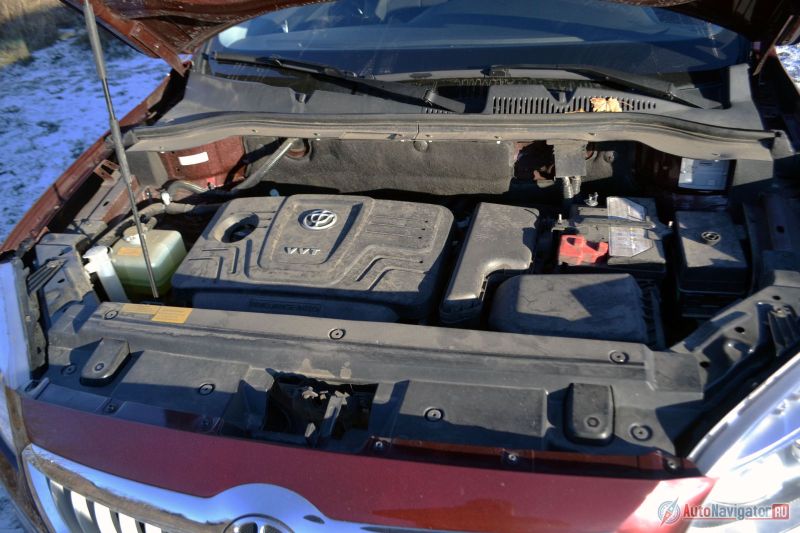 Под капотом стоит 1,6-литровый лицензионный мотор Mitsubishi. Почти такой же ставят на ASX и Lancer. Ближе к середине года должен появиться еще турбированный 1,5-литровый двигатель, который обещает быть немного мощнее и тяговитее. С ним машина, по крайней мере, в теории должна стать динамичнее