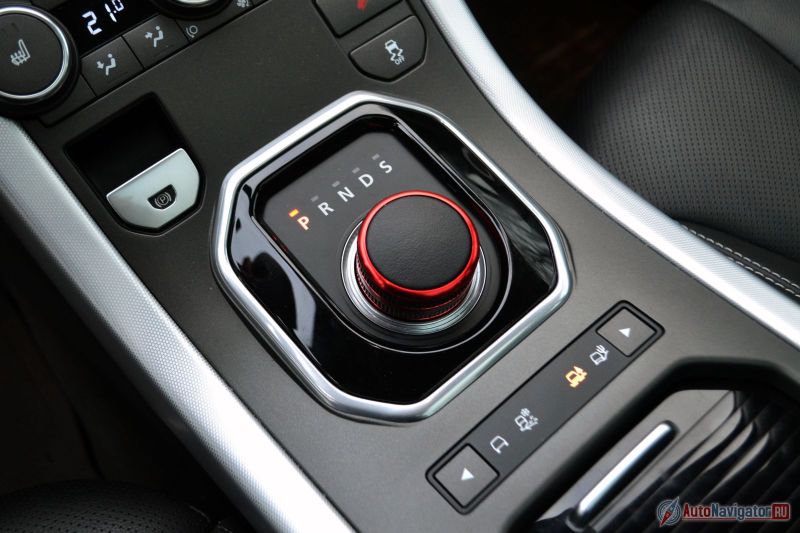 Девятиступенчатый «автомат» помогает и на бездорожье, когда нужно ползти, и на трассе, когда запросто можно ехать 160 км/ч, а стрелка тахометра все еще где-то в первой половине циферблата