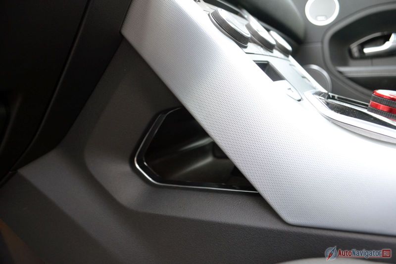 Мало кто знает, что под центральной консолью есть ниша для не очень нужных мелочей – разных флэшек, например