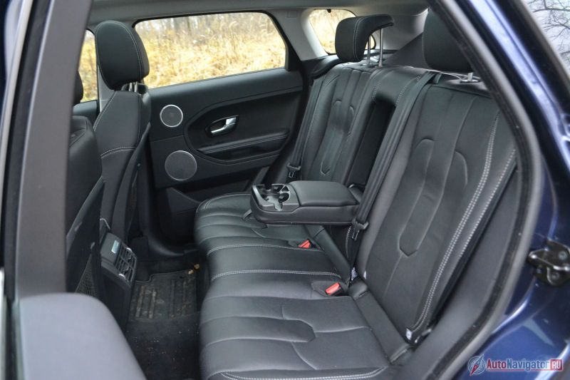 Места не сказать, что много, но ехать можно с комфортом и долго. Не в последнюю очередь благодаря высокой посадке. У задних пассажиров в принципе есть все, что нужно: удобные сиденья, подлокотник, подстаканники, индивидуальные дефлекторы. USB-порта только нет