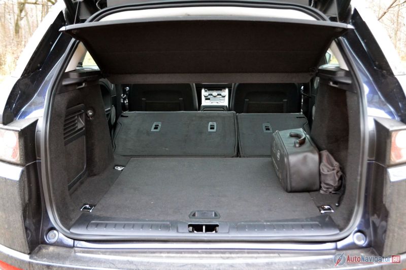 Багажник большой – 575 литров. Спинки складываются, но пол получается с небольшим наклоном. Лючка для длинномеров нет