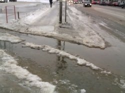 Коммунальщики ликвидируют последствия непогоды на московских дорогах