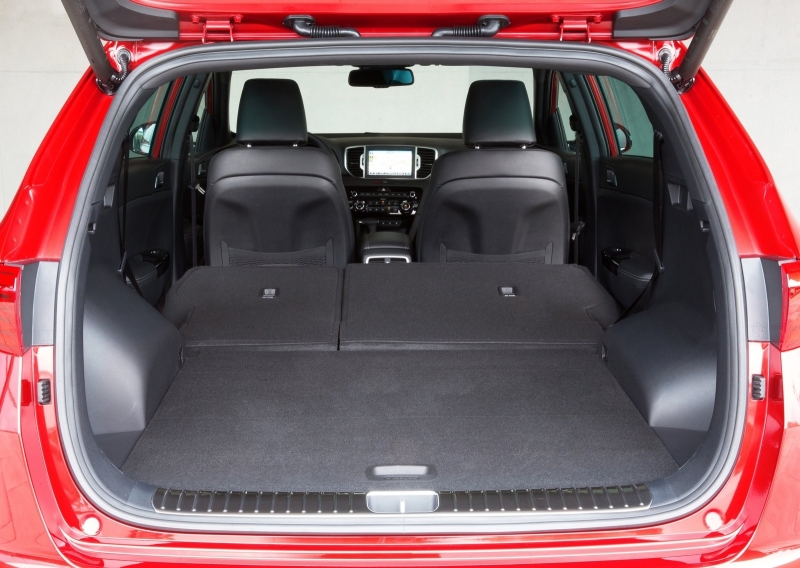 Благодаря инновационной двухуровневой конструкции багажника, объем багажного отделения значительно увеличился (с 739 л до 869 л)