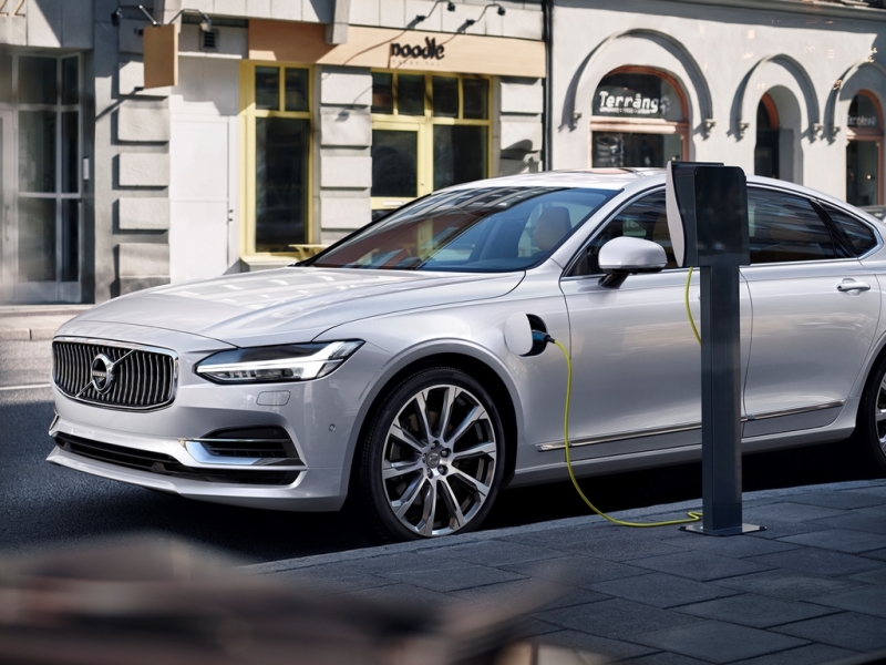 Volvo призывает автоконцерны стандартизировать системы для зарядки электромобилей