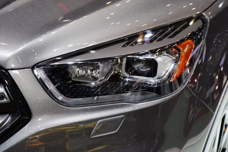 Одна из главных метаморфоз – оптика. Опционально Kuga обзаведется системой адаптивного освещения