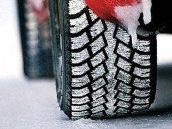 Московских автовладельцев просят пока не менять зимнюю резину на летнюю
