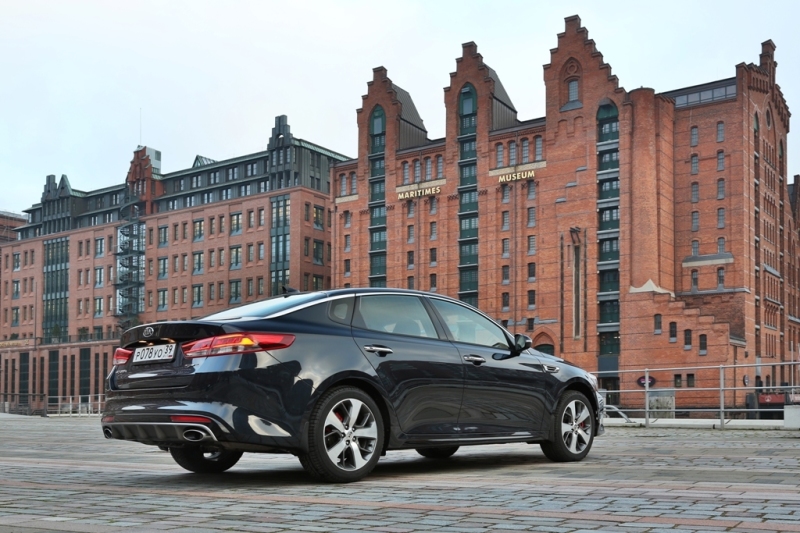 Для нового поколения KIA Optima предусмотрено два варианта отделки экстерьера