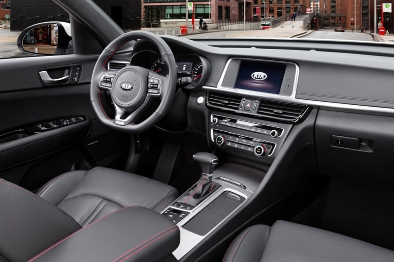 Салон стал более эргономичным: передняя панель визуально и функционально поделена на зону приборов и зону органов управления