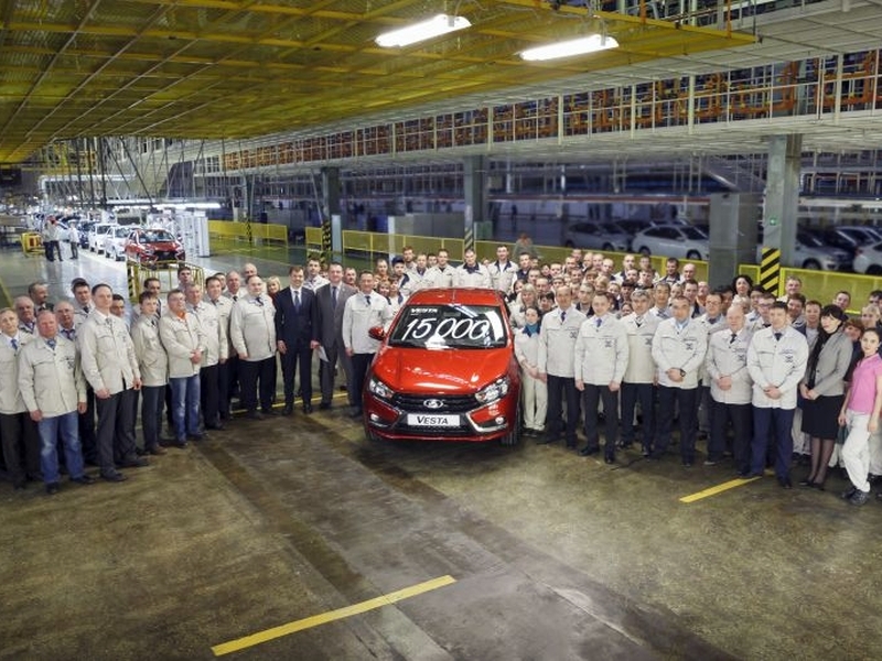 АвтоВАЗ произвел 15 000 седанов Lada Vesta