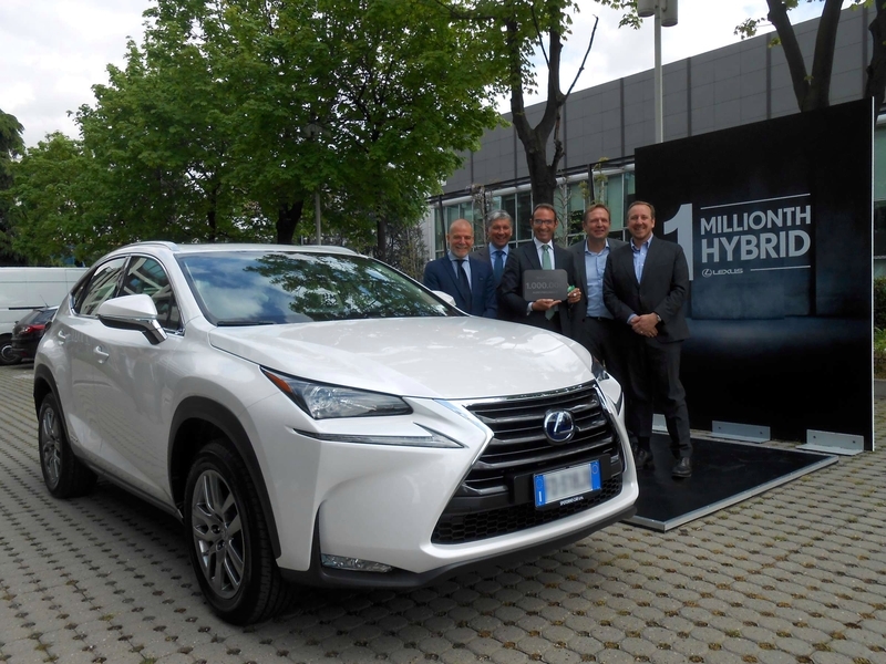Компания Lexus продала 1 млн гибридов