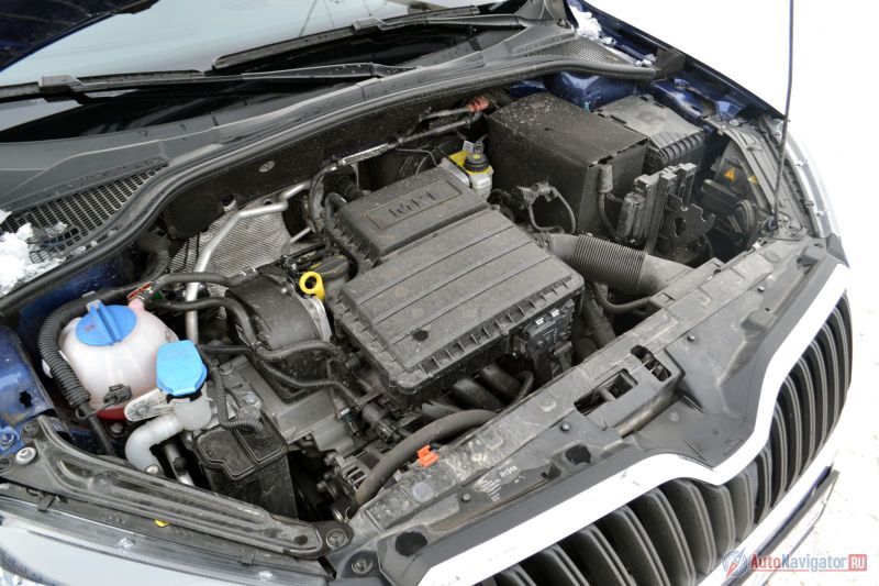 Под капотом самый обыкновенный старо-древний мотор объемом 1,6 литра и мощностью 110 л.с. Самый простой и проверенный из всех возможных Volkswagen-овских движков. Есть еще тубрированный 1,4 мощностью 125 л.с. и 1,8-литровый турбо, выдающий 152 л.с. Дизелей нет