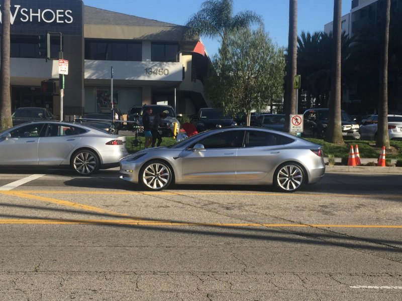 Базовая цена Tesla Model 3 в США составляет $35 000, цена машины с набором популярным набором опции лежит в пределах $42 000