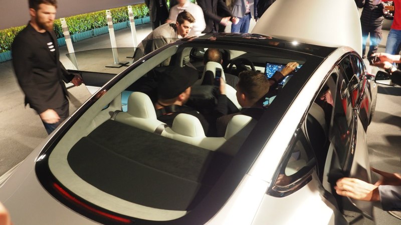 Tesla Model 3 может похвастаться панорамной крышей, стекло которой состоит из нескольких слоев