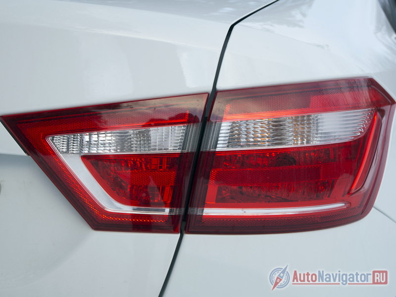 Vesta легко узнается по задним фонарям, особенно ночью