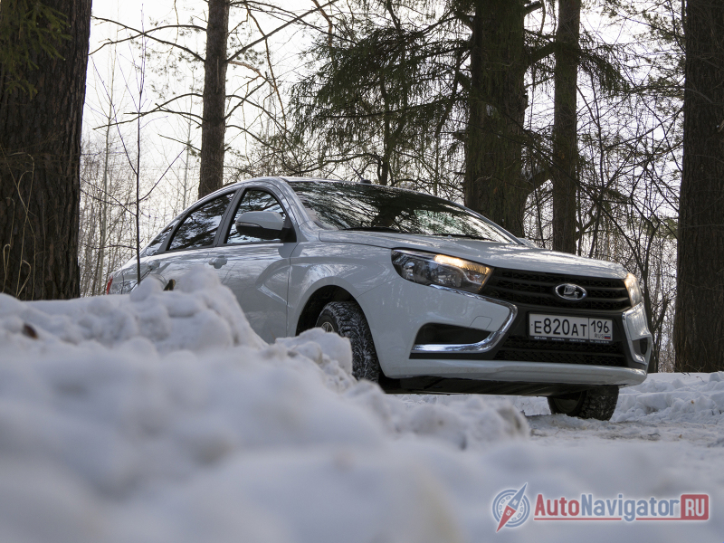 Очередной российский автомобиль, на котором можно, не опасаясь, передвигаться по плохим дорогам. Подвеска и клиренс это позволяют