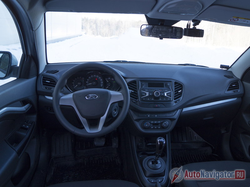 Интерьер разработан под стать экстерьеру. Тема Х-дизайна заметна и тут