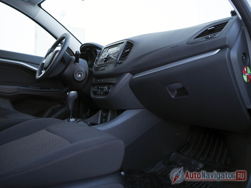 Пластик салона особо качественным не назовешь, но подгонка деталей гораздо лучше, чем у той же Priora