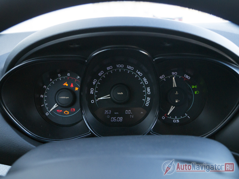 Погнавшись за современными трендами, разработчики решили поместить элементы панели приборов в колодцы