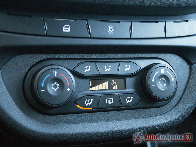 Блок «климата», в принципе, удобен в использовании. Но вам не кажется, что кнопки направления потоков воздуха расположены вразброс?