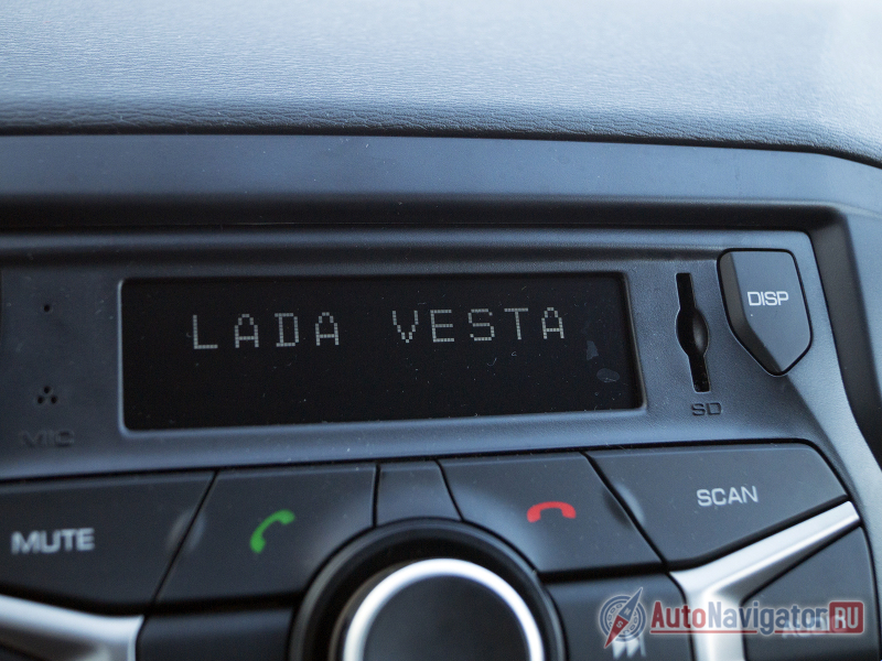 Машина для тест-драйва взята не в самой «жирной» комплектации, поэтому мультимедийная система была без сенсорного экрана