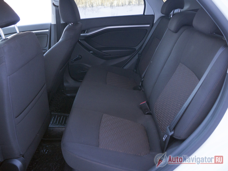 Задний ряд сидений рассчитан людей с ростом не выше 190 см