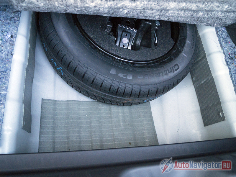Полноразмерное запасное колесо и … шумоизоляция? Странно, но во время движения казалось, будто сзади есть только «запаска»