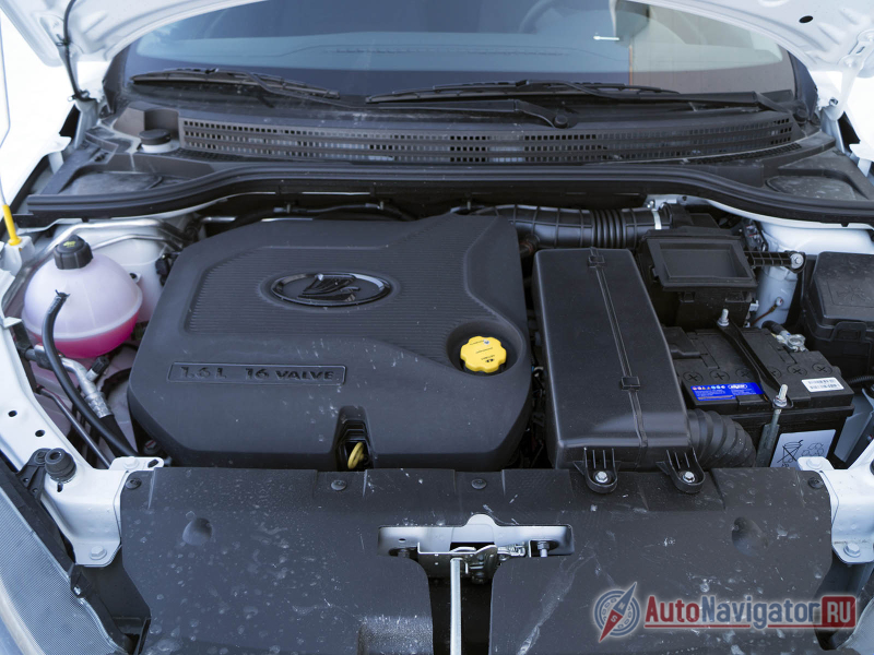 Под декоративной крышкой прячется хорошо всем известный ВАЗ-овский мотор...