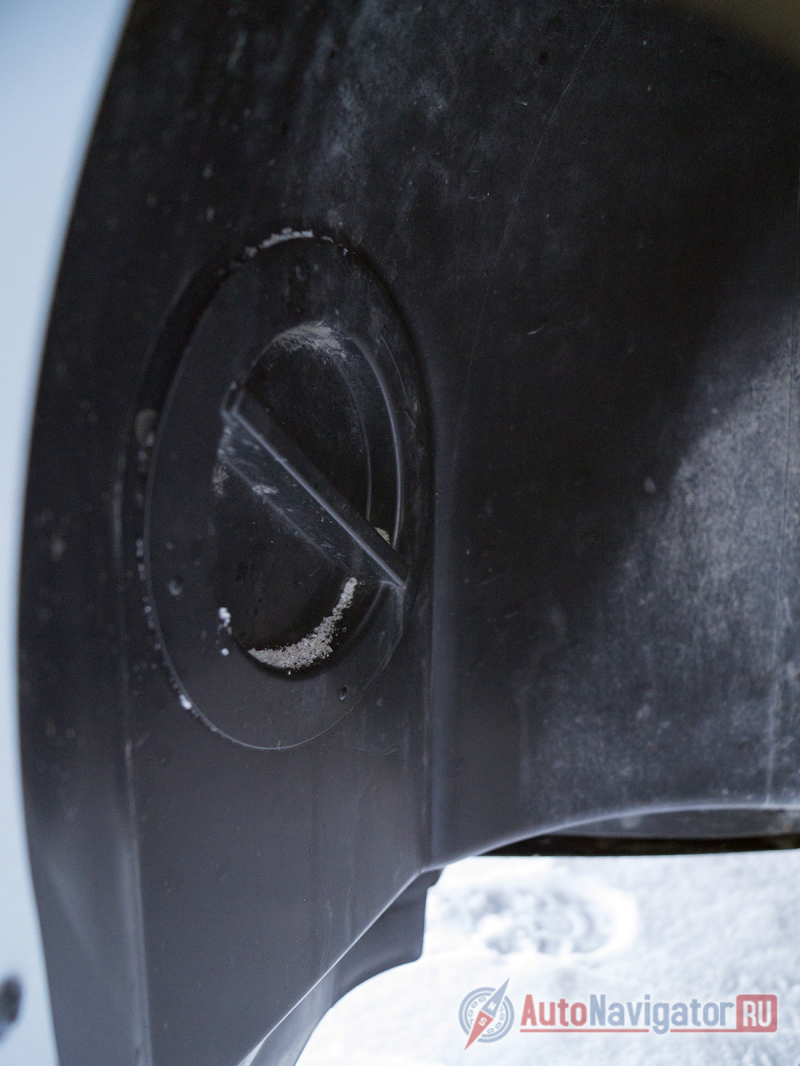 Весьма удобное окно для замены ламп противотуманных фонарей. Главное – крышечку не сломать и не потерять