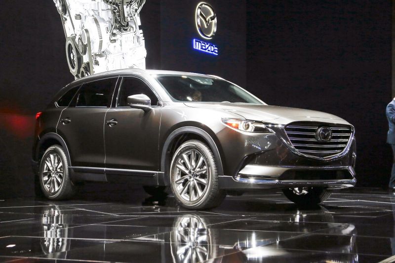 Высокие бамперы в совокупности с узкими фарами придает образу некоторую «маскулиность». Портят вид разве что небольшие сиротливые трубы выхлопной системы