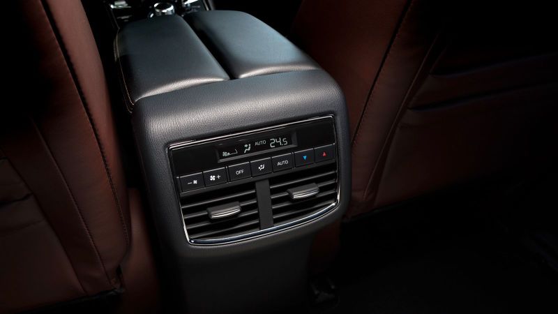 Пассажирам второго ряда доступен собственный подлокотник, климат-контроль и 12-вольтовые розетки питания. Здесь с комфортом разместятся два взрослых пассажира с ребенком