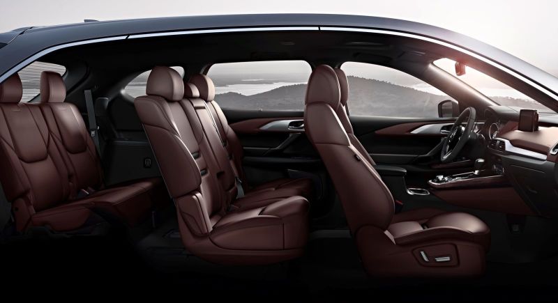 На третьем ряду сидений из удобств имеются лишь подстаканники. В целом, задние кресла рассчитаны скорее на детей, однако и взрослым места в корме достаточно