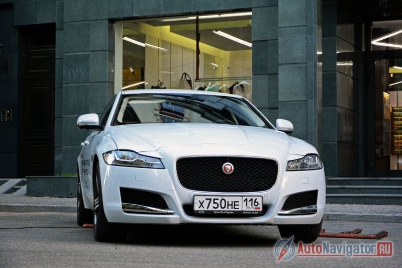 С носа новый XF сильно похож на флагманский XJ, прежде всего, оптикой