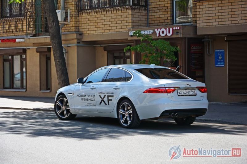 С кормы британцы желают разглядеть нотки спортивного F-type. Во многом за счёт рисунка световой линии задних фонарей