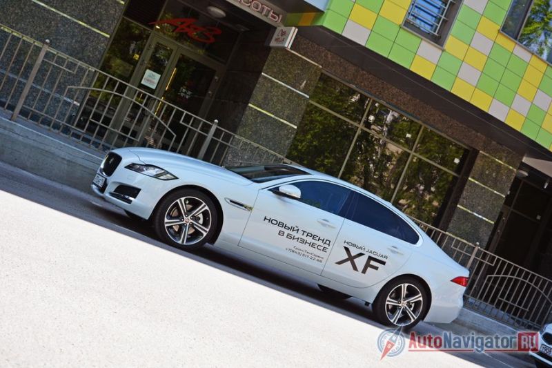 В целом же автомобиль очень похож на младший XE