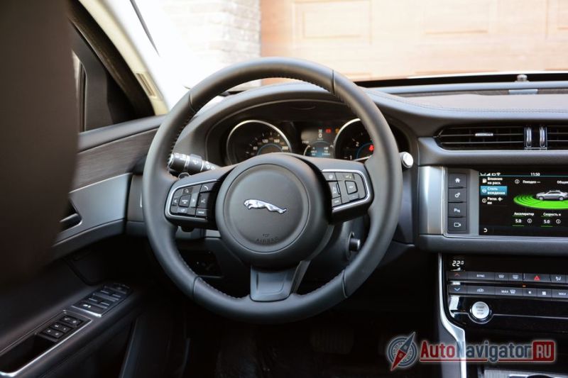 Интерьер лаконичен в целом, но сложен в деталях