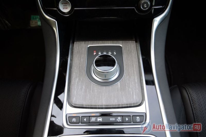 Качество материалов достойное, а сборки, за исключением пары огрехов, тоже