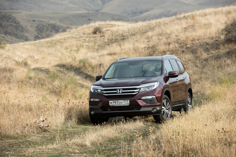 Третье поколение модели получило, если можно так выразиться, революционный дизайн, сочетающий плавные и элегантные линии кузова и улучшенные аэродинамические показатели