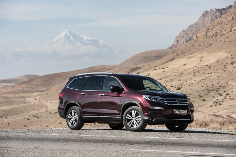 Передняя часть машины выполнена в единой композиции, которую образуют новая решетка радиатора, плавно перетекающая в оптику