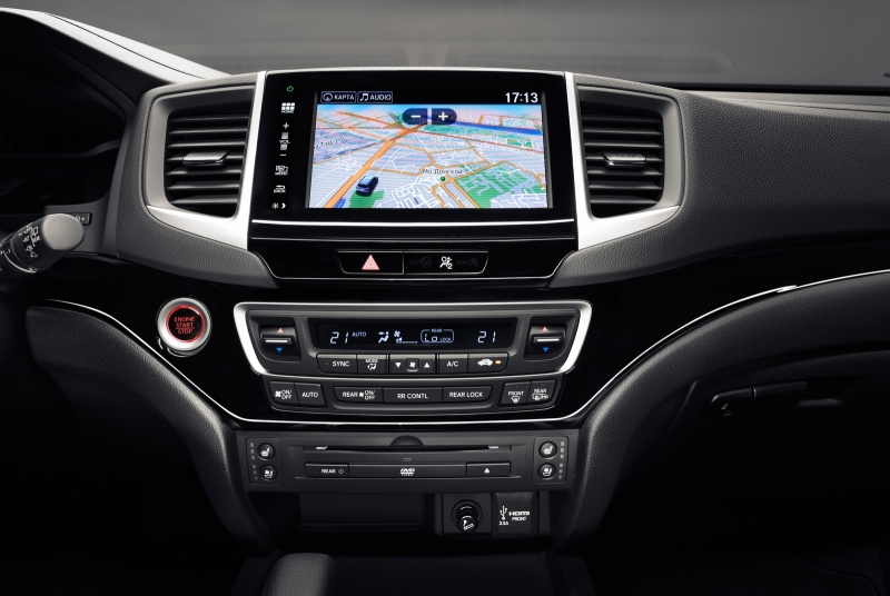 В салоне автомобиля установлен 8-дюймовый сенсорный дисплей