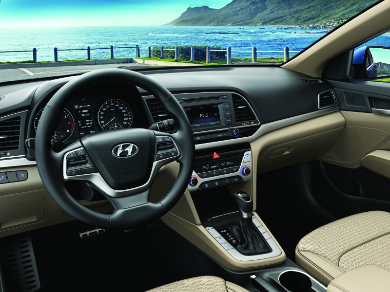 Elantra традиционно представляет современный и ориентированный на водителя дизайн интерьера