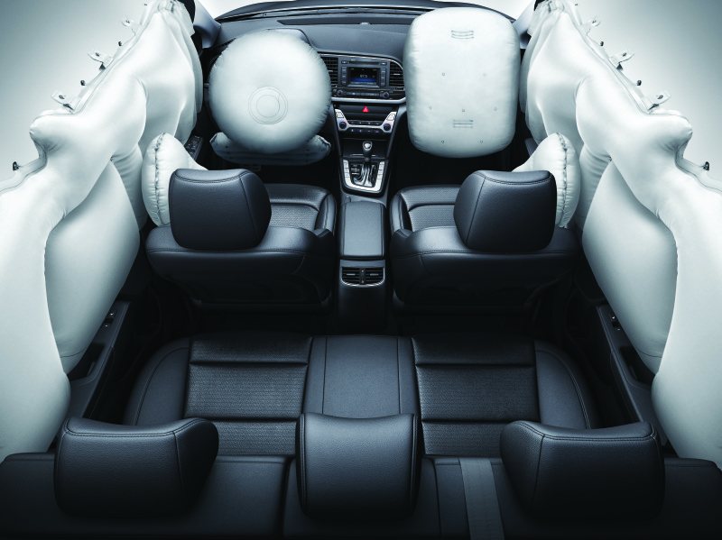 Седан Hyundai Elantra VI оборудован семью подушками безопасности, включая коленную подушку для водителя