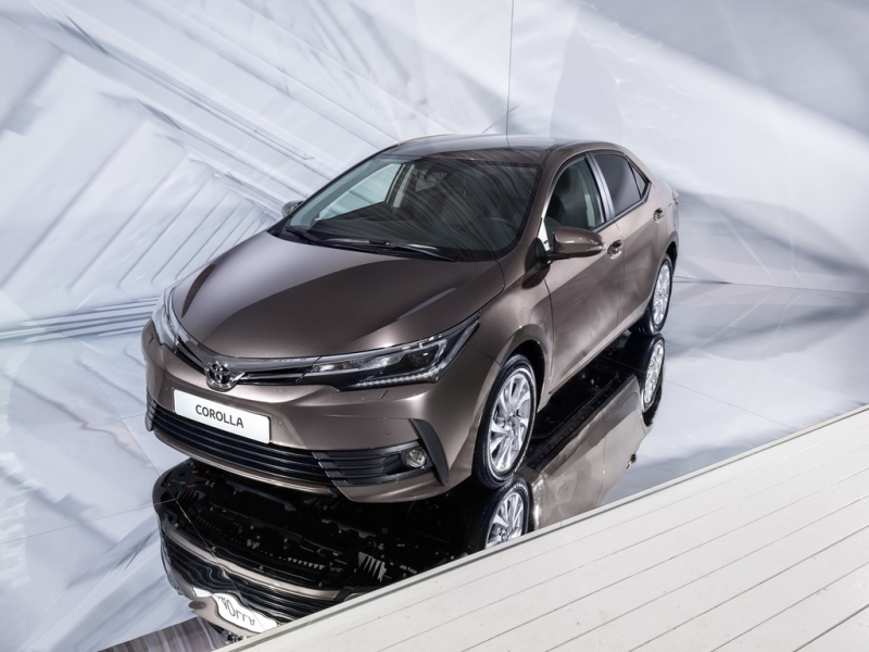 Обновленный седан Toyota Corolla представлен в России