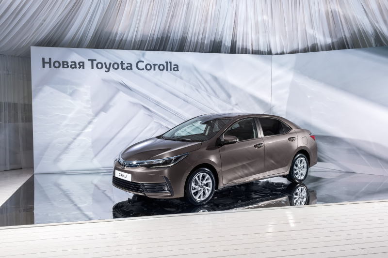 Передняя часть машины выполнена в стилистике фирменной дизайнерской концепции Advanced Premium и отличается светодиодными фарами